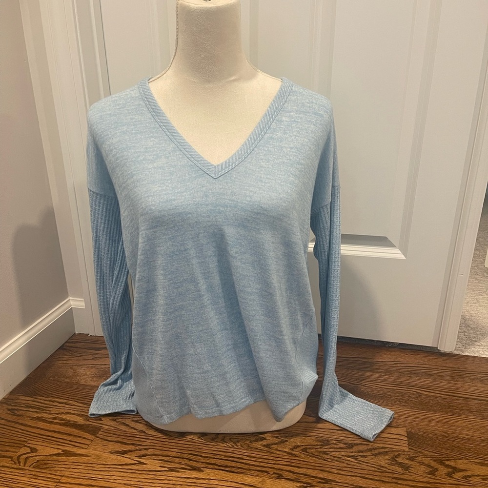 Rag & Bone-  light blue Knit long sleeve v-neck tee size small